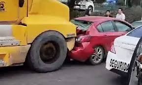 Quedan autos y camiones incrustados tras carambola en la México-Qro