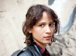 Actrice chez Claire Denis dans le superbe “35 rhums”, nièce du réalisateur Djibril Diop Mambéty, Mati Diop a tourné au Sénégal un film aussi éblouissant que ... - mati-diop1-tt-width-604-height-449