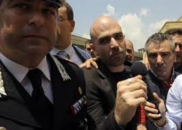 ... auteur de &quot;Gomorra&quot;, arrive à la cour d&#39;assises d&#39;appel de Naples lors du procès de la famille Casalesi, le 19 juin 2008 Francesco Pischetola AFP - article_photo_1213886615465-7-0