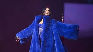 Dua Lipa celebra aniversario de Service95 con un abrigo de piel de suave textura