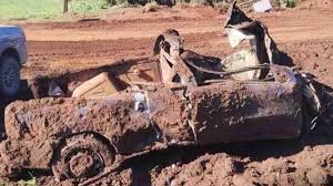 Escavadeira encontra picape enterrada em área rural de Pitanga