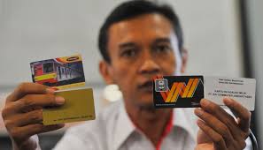 Tri Handoyo , President Director PT KAI Commuter Line Jabodetabek (KCJ) showing daily tickets secured and Single Trip Card. ANTARA/Wahyu Putro A - 211730_620