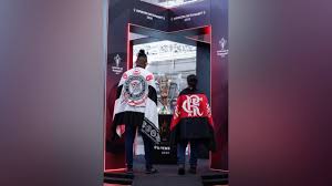 Brasilia Airport receives the Super Cup trophy before the final.