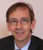 Wolfgang Held, geboren 1965, Vater dreier Töchter ist Autor, Pädagoge und Astronom. Er publiziert regelmässig, hält Vorträge und Seminare zu ... - W_Held_180_211