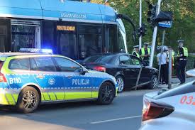Wypadek tramwaju i samochodu na ul. Ślężnej we Wrocławiu. Zablokowane torowisko do Parku Południowego