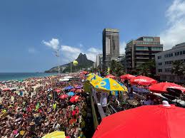 Blocos arrastam foliões pelas ruas do Rio no domingo de carnaval; FOTOS