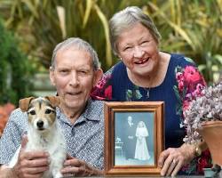 couple celebrating their wedding anniversary with their petの画像