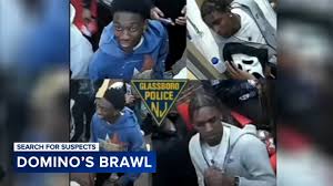 Pelea Caótica en Domino's NJ: Policía Herido con Silla Voladora