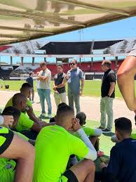 Elenco do Santa Cruz tem conversa com futuro investidor da SAF antes de jogo contra o Floresta