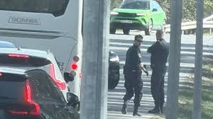 Poliser stoppade buss i Linköping: "Dragna vapen"