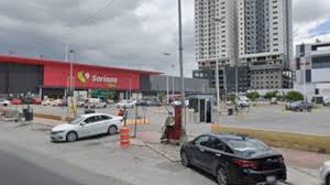 Hombre muere tras desvanecerse en estacionamiento de supermercado en Monterrey centro