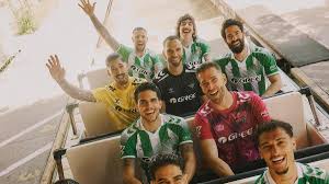 El Betis presenta ante el Levante la camiseta de la Champions League 2026/27