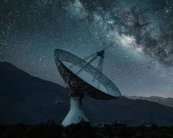 Image of radio telescope pointed at the night sky