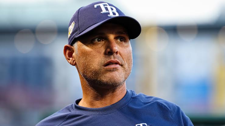 Rays sign Kevin Cash, MLB's longest-tenured manager, to contract extension,  team president extended as well - CBSSports.com