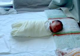 Résultat de recherche d'images pour "赤ちゃんをくるむ"