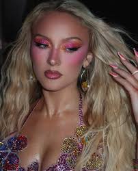 'Estilo Zara Larsson' é a nova tendência de maquiagem do carnaval; inspire-se