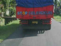 Hasil gambar untuk tulisan lucu di bak truk