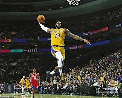 Hình ảnh về LeBron James dunking