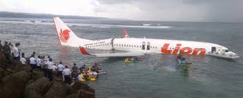 Hasil gambar untuk jatuhnya pesawat lion air di bali