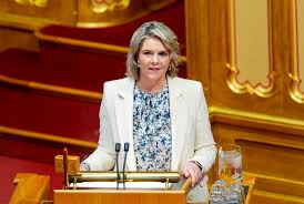 Vil kalle inn forsvarsministeren