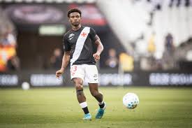 Pleno do STJD mantém absolvição de Thiago Mendes, do Vasco, por críticas à arbitragem