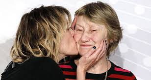 Valeria Bruni Tedeschi besa a su madre, Marisa Borini en Cannes. | Efe - 1369417496_extras_ladillos_1_0