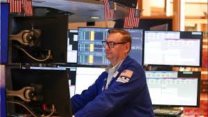 Wall Street rallies at close as tech stocks register gains