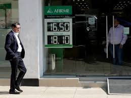 Posiciones especulativas del peso mexicano también alimentan su debilidad