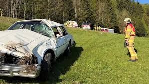 Über Hang gestürzt - Alkolenker mit 2,96 Promille schrottete Oldtimer