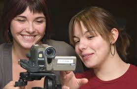 Caroline Trudeau et Annick Carrier ont eu beaucoup de plaisir à tourner des reportages pour leur - RTEmagicLarge_journalisme_03