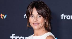 Adieu la veste en jean : même Faustine Bollaert (47 ans) adopte ce modèle bien plus chic et lumineux qui rehausse tous nos jeans