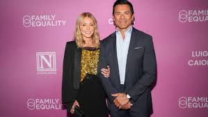 Kelly Ripa y Mark Consuelos en evento p&uacute;blico