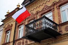 Flaga na balkonie a prawo. Za co możesz dostać mandat 2 maja?
