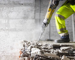 construction worker hydraulic jackhammer concrete demolition dust action dramatic lighting، من إنشاء الذكاء الاصطناعي