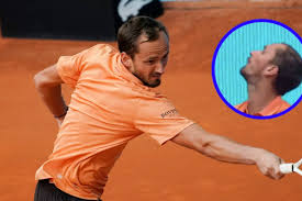 ¡LAMENTABLE! Daniil Medvedev lanza escupitajo al público en pleno partido en el Masters de Madrid (VIDEO)