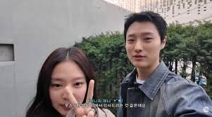 Wooz, spotted shopping with 'female friend' Jennie... "Both attended the same elementary school and were trainees" [Star Issue]