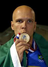 Resultado de imagem para atletas beijando medalhas pan