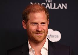 Príncipe Harry surpreende em tapete vermelho em Nova York dias depois de reencontro com o Rei Charles III