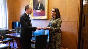 Poikkeuksellinen tilanne eduskunnassa: Anne-Mari Virolainen nousi kansanedustajaksi – hakee heti eroa