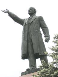 Résultat de recherche d'images pour "statue lenine"