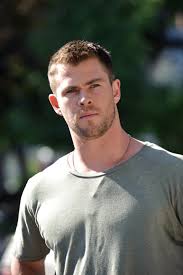 Résultat de recherche d'images pour "coiffure chris hemsworth"