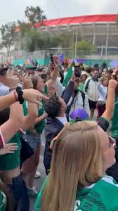 Familiares y fans de Santiago Giménez celebran a las afueras del stadio Azteca.
