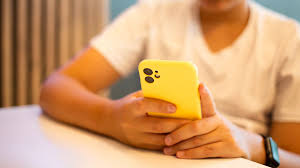Restringen el uso de celulares y otros dispositivos en escuelas de México