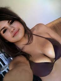 Selena-Marie Gomez updated her profile picture: - s4jChc4QNNI