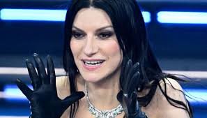Laura Pausini si sente male in concerto e chiede una maschera d’ossigeno