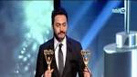 خلال تكريمه: تامر حسني يهدي