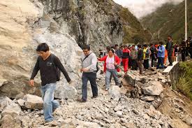 Resultado de imagen para FOTOS CARRETERAS INCOMUNICADAS POR HUAYCOS