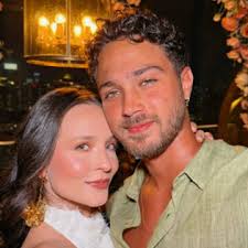 André Luiz Frambach e Larissa Manoela comemoram quatro anos juntos: 'Nada foi ou será capaz de abalar nossa união'