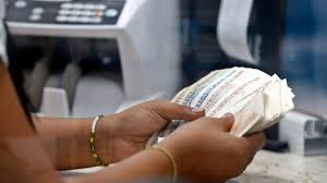 El peso cubano cae en el mercado informal hasta los 500 por dólar, un mínimo histórico