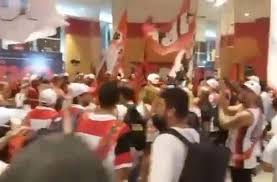 Vídeo! Torcida do Flamengo transforma cinema em Maracanã em sessão de filme de Zico